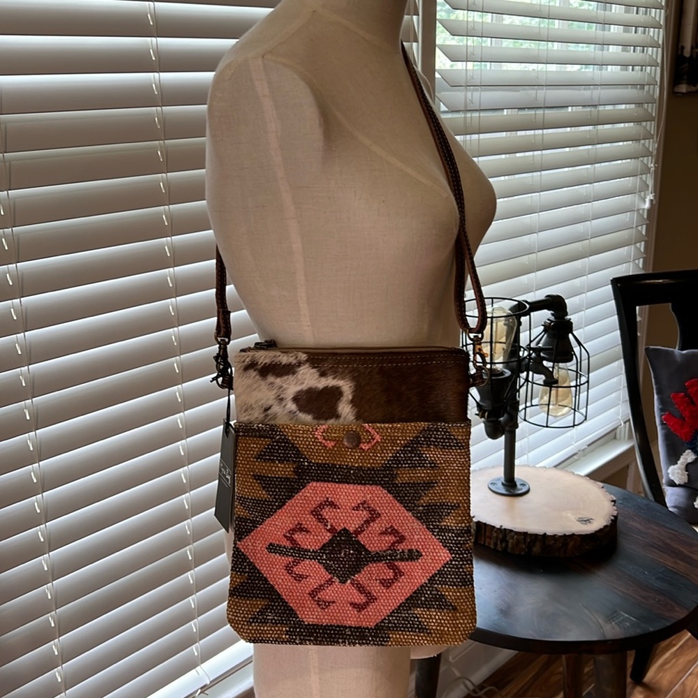 Mira bag essential small Crossbody bag